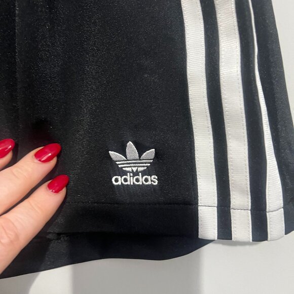 Adidas Women's 3 Stripes Mini Skirt JD0281 Size Large Brand New - Picture 4 of 6